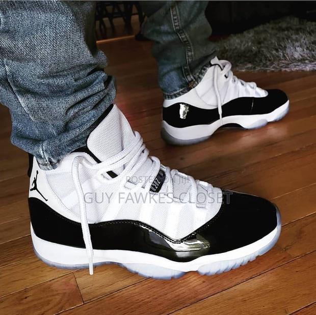 Jordan 11 Retro Black and White · Photo 4