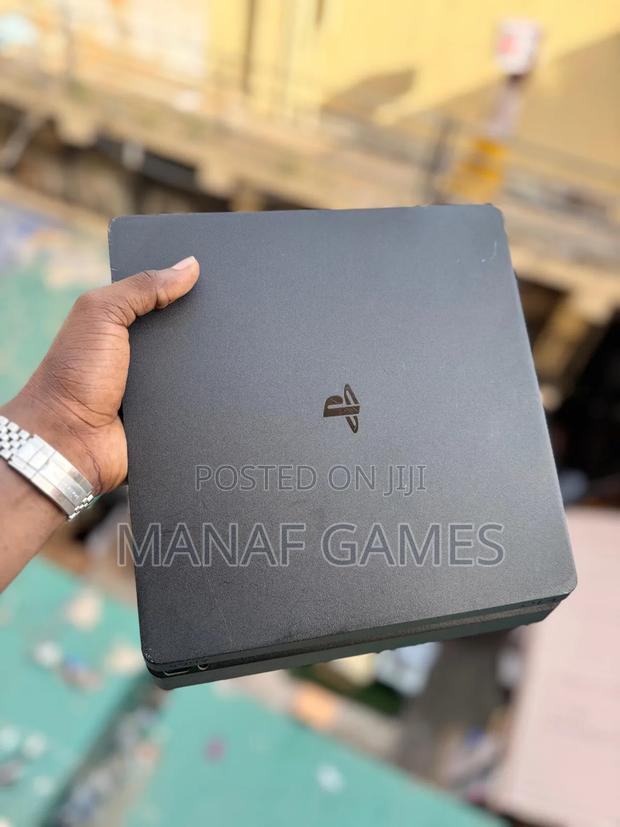 Playstation 4 Slim With 7 and One Controller · Photo 3
