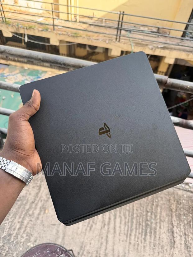 Playstation 4 Slim With 7 and One Controller · Photo 4