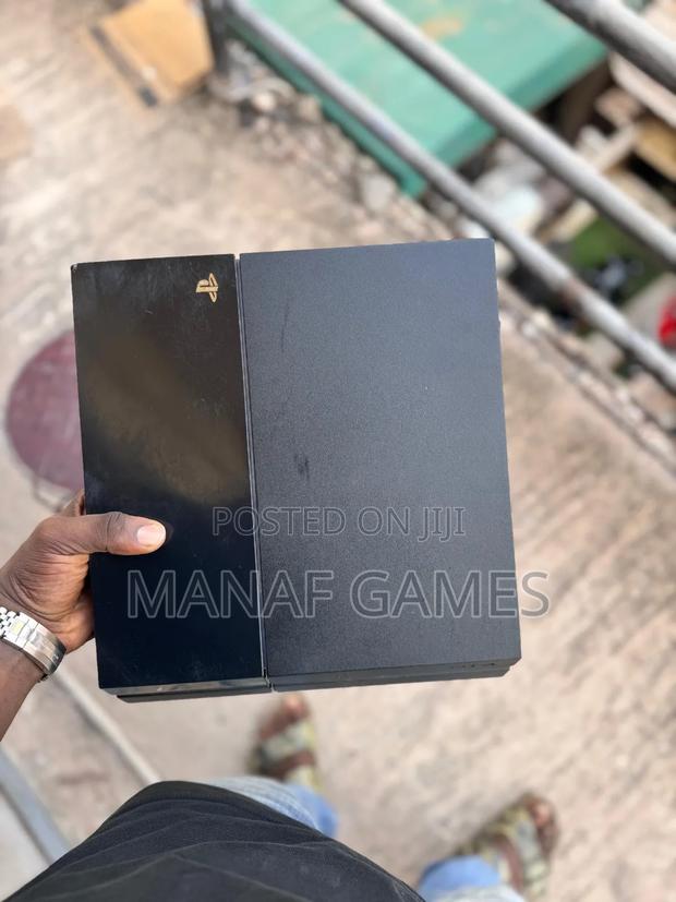Ps4 Standard With 7 Games · Photo 3