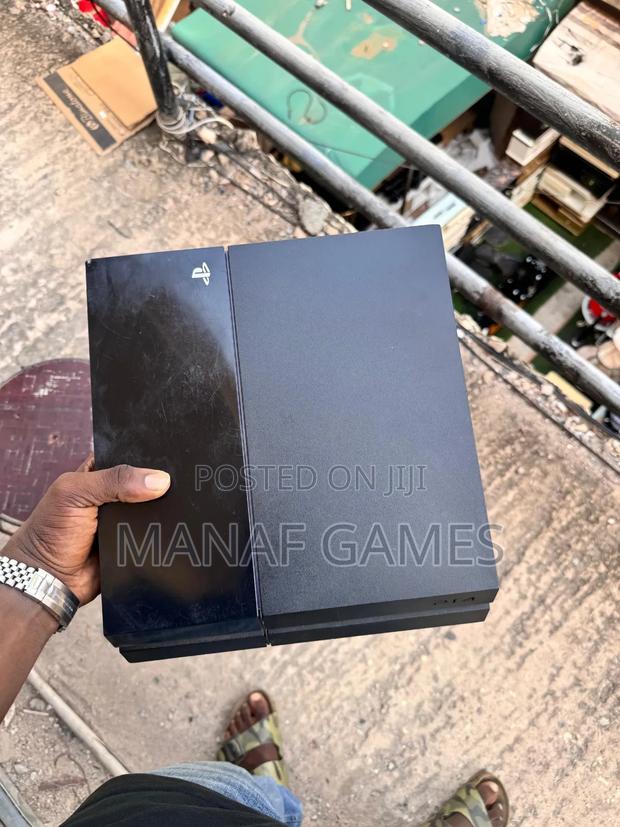 Ps4 Standard With 7 Games · Photo 4
