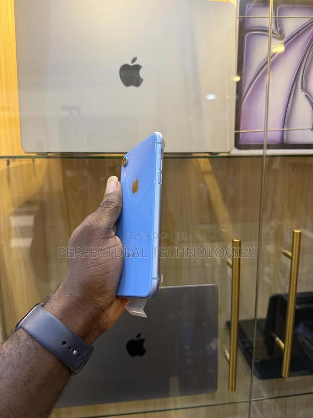 New Apple iPhone XR 64 GB Blue photo 2
