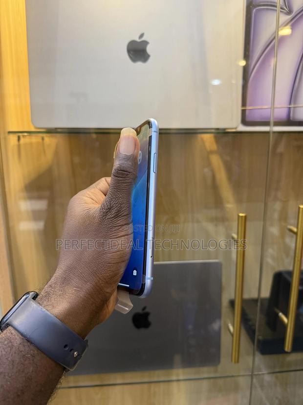 New Apple iPhone XR 64 GB Blue photo 3