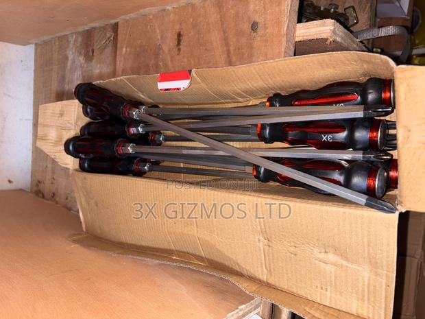 10” and 12” Flat Screwdrivers. · Photo 4