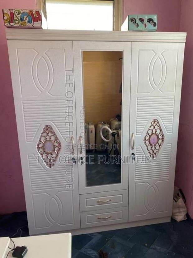Three Doors Wardrobe · Photo 2