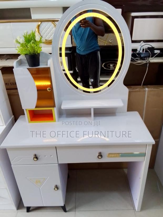 Dressing Mirrror With Ring Light · Photo 2