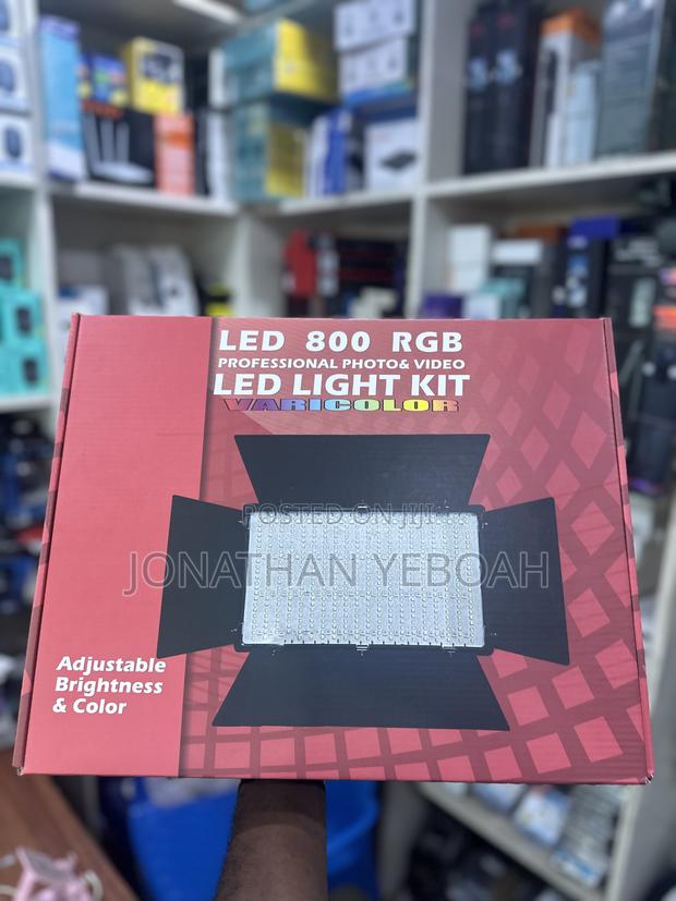 Pro Led 800 R.G.B With Adapter Batteries Tripod Stand · Photo 3