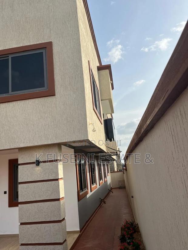 5bdrm House in K Fuseini Estate, Kumasi Metropolitan for sale photo 3