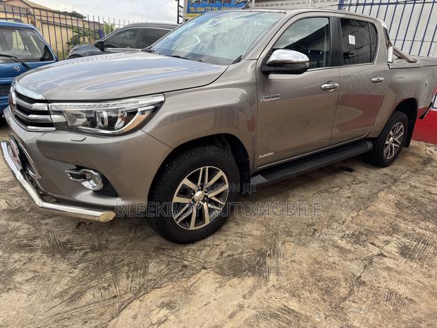 Toyota Hilux 2018 Brown photo 2
