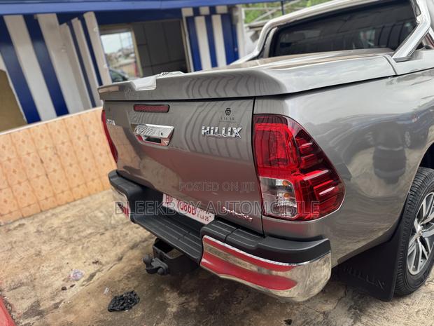 Toyota Hilux 2018 Brown photo 5