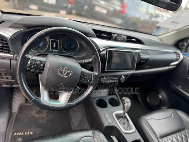 Toyota Hilux 2018 Brown photo 12