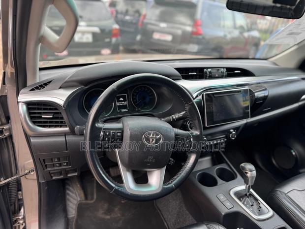 Toyota Hilux 2018 Brown photo 10