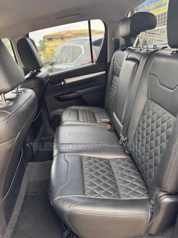Toyota Hilux 2018 Brown photo 13