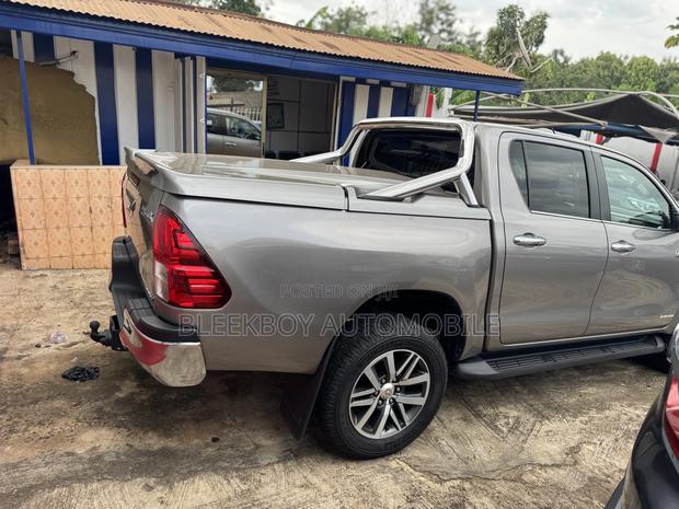Toyota Hilux 2018 Brown photo 4