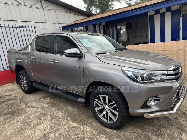 Toyota Hilux 2018 Brown photo 3
