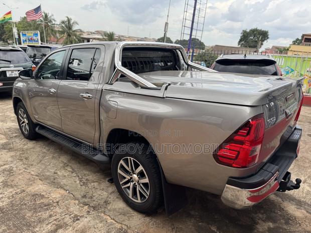 Toyota Hilux 2018 Brown photo 8
