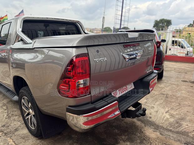 Toyota Hilux 2018 Brown photo 6