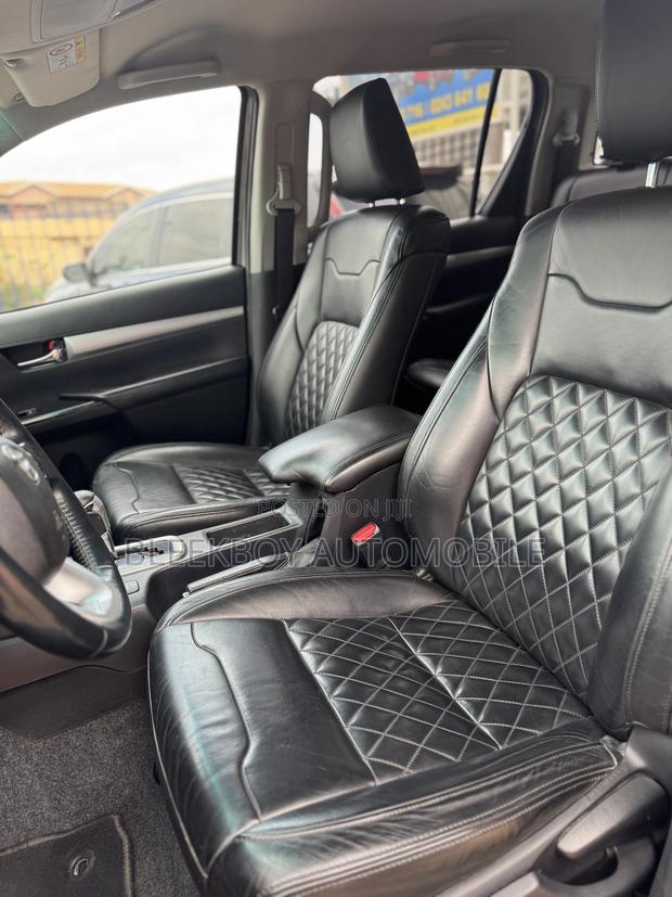 Toyota Hilux 2018 Brown photo 9