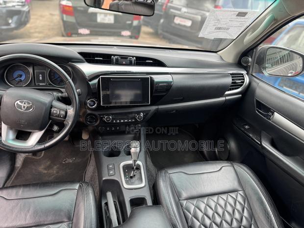Toyota Hilux 2018 Brown photo 11