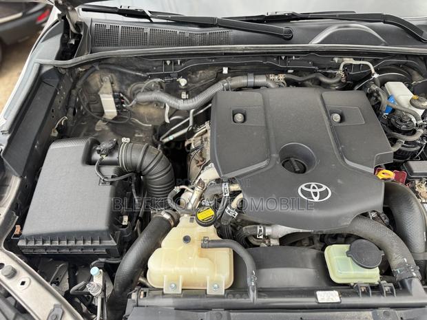 Toyota Hilux 2018 Brown photo 14