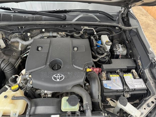 Toyota Hilux 2018 Brown photo 15