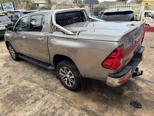 Toyota Hilux 2018 Brown photo 7