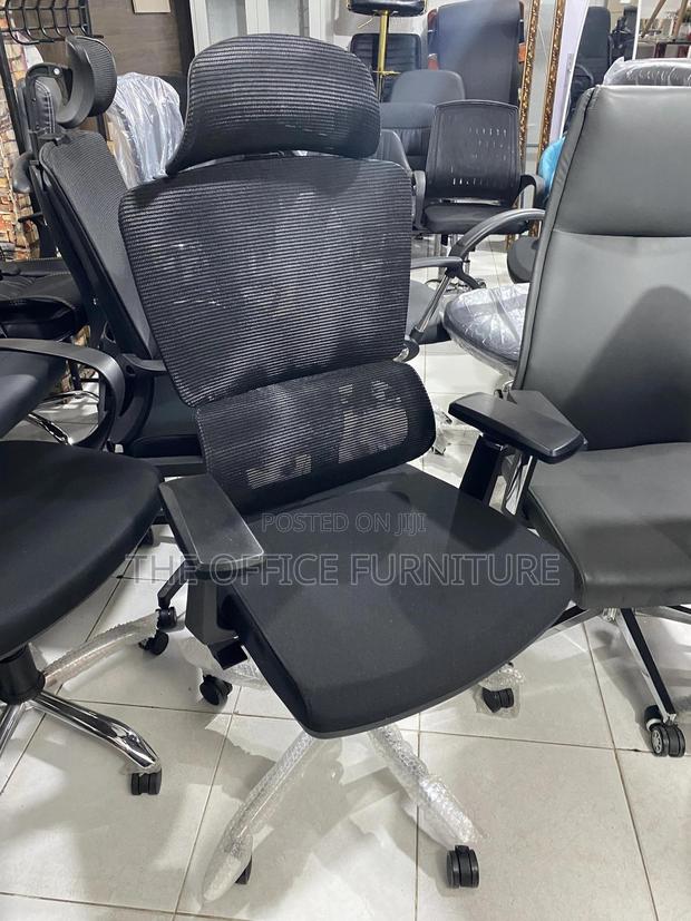 Mesh Swivel Chair · Photo 3