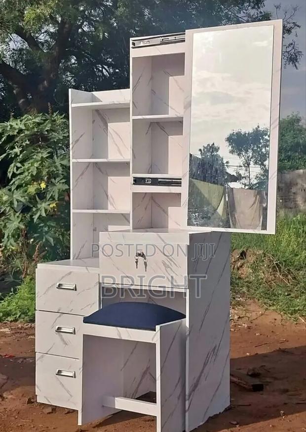 Dress Mirror With Chair · Photo 2