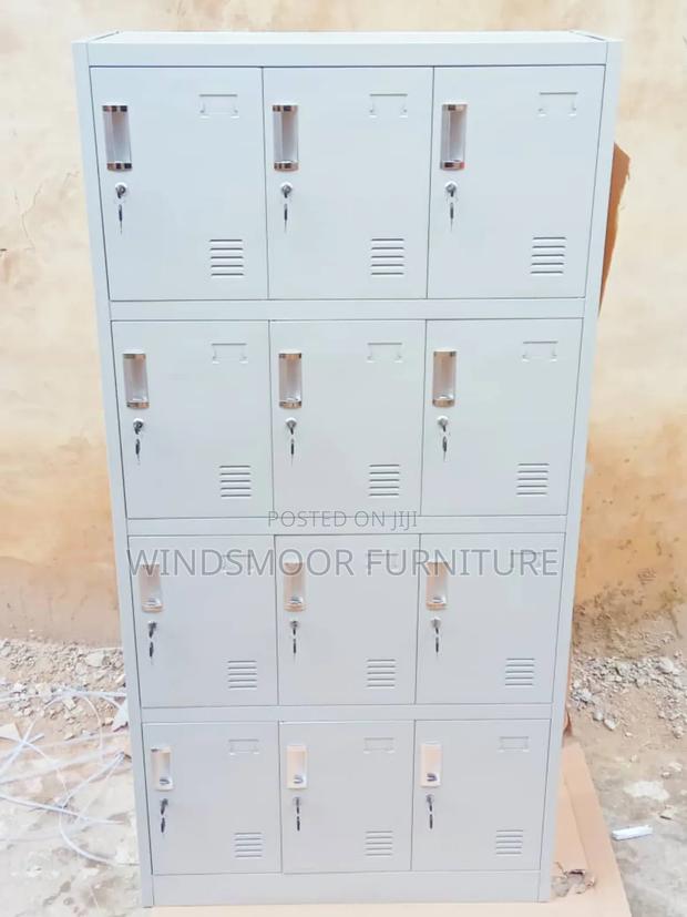 Well Polished 12locker Cabinet