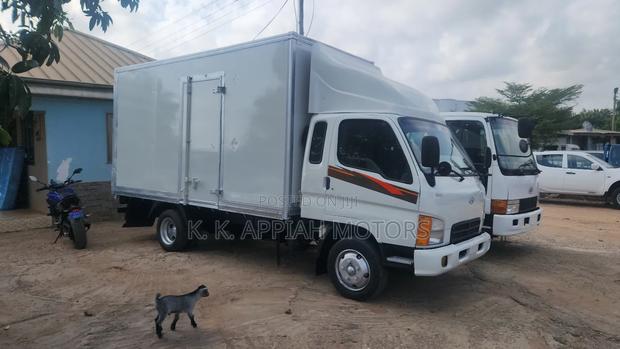 Hyundia Mighty Container Truck photo 2