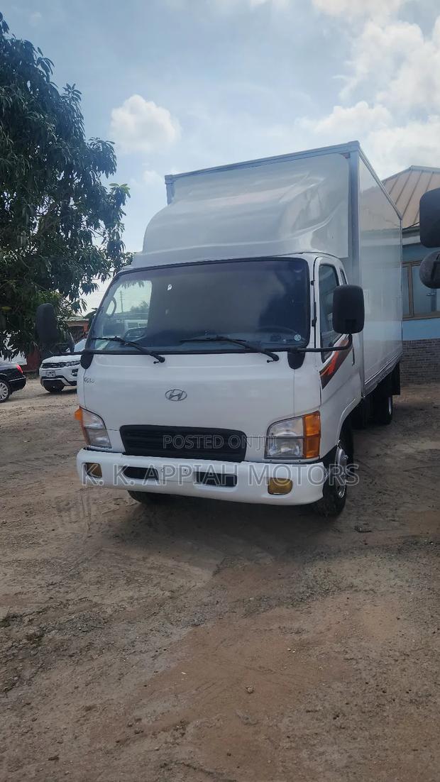 Hyundia Mighty Container Truck photo 3