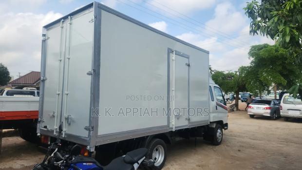 Hyundia Mighty Container Truck photo 4
