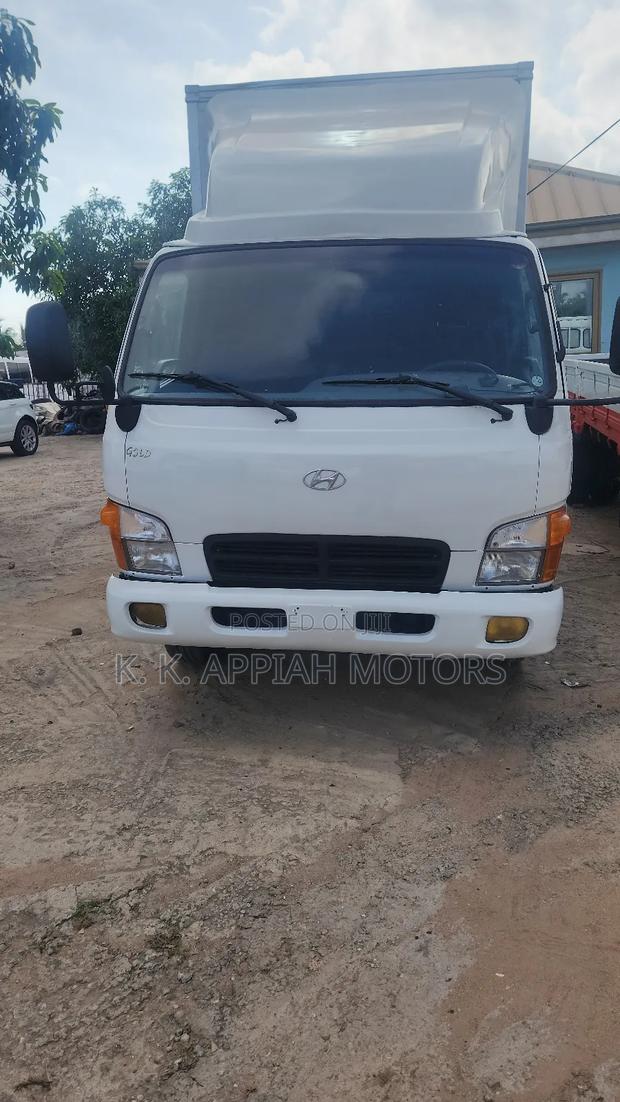 Hyundia Mighty Container Truck photo 5