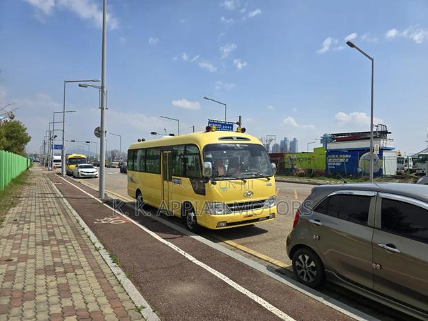 Hyundai County 2015 Yellow