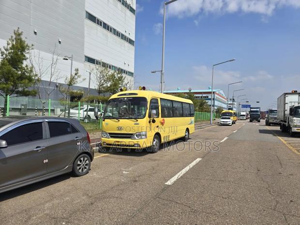 Hyundai County 2015 Yellow photo 2