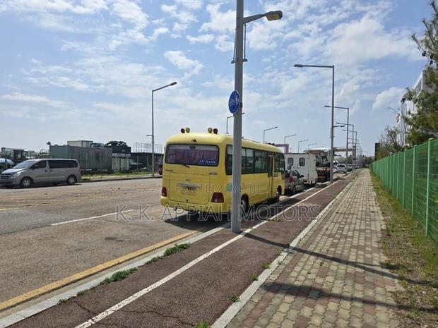 Hyundai County 2015 Yellow photo 3