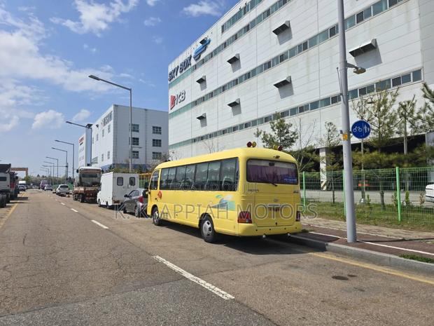 Hyundai County 2015 Yellow photo 4