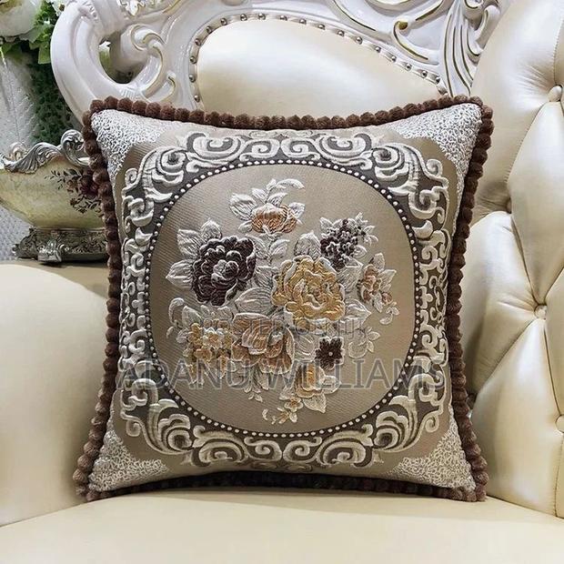 Luxurious European-Style Decorative Couch Pillow (Set of 2) · Photo 2