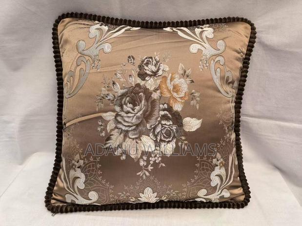 Luxurious European-Style Decorative Couch Pillow (Set of 2) · Photo 4