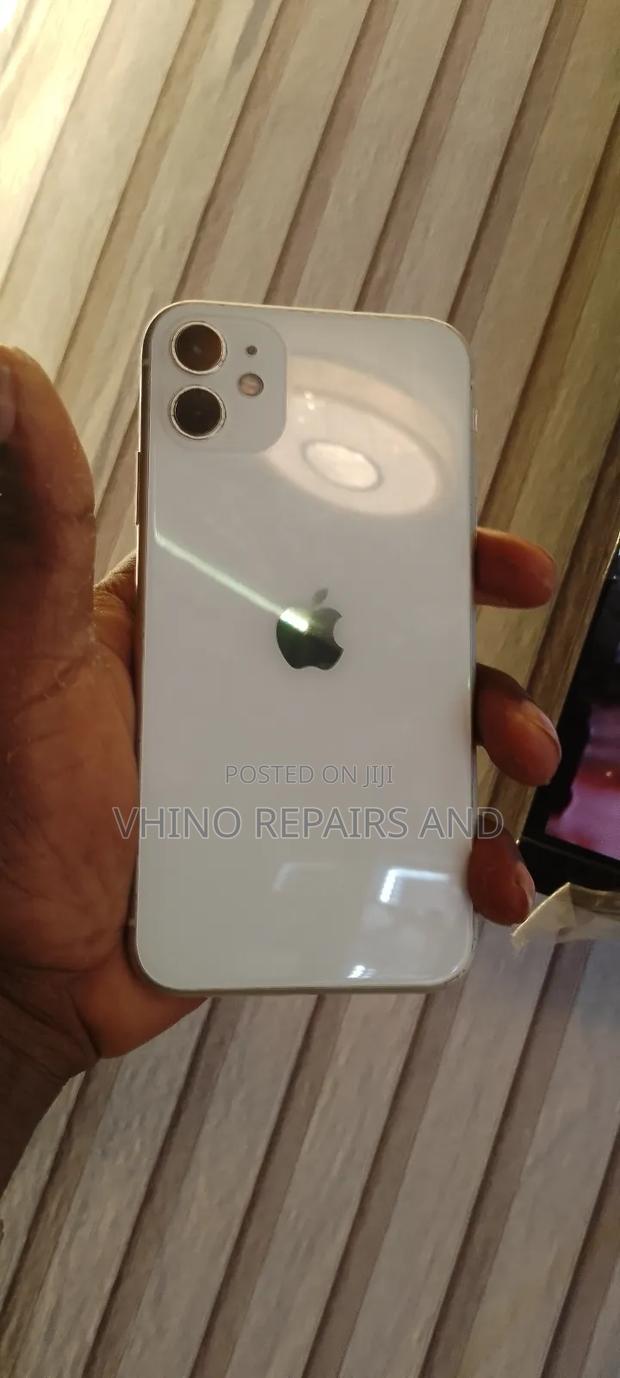 New Apple iPhone 11 64 GB White photo 3