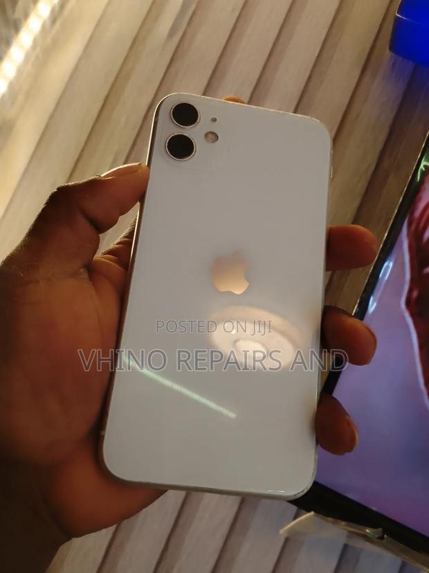 New Apple iPhone 11 64 GB White photo 5