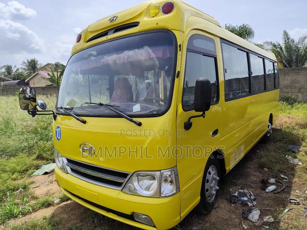 Hyundai County 2015 Yellow photo 2