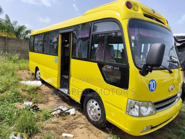 Hyundai County 2015 Yellow photo 3