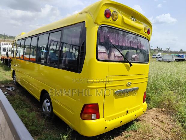 Hyundai County 2015 Yellow photo 5