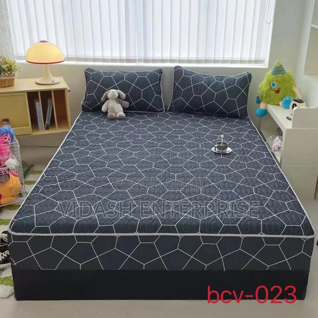 Easy to Clean Waterproof Mattress Cover Is Machine Washable · Photo 2