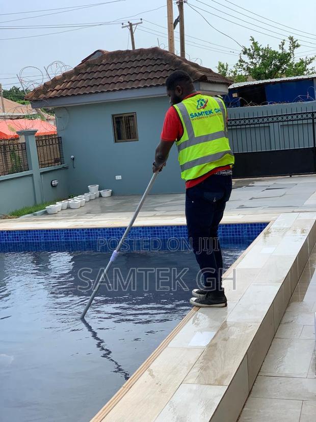 Swimming Pool Cleaning · Photo 2