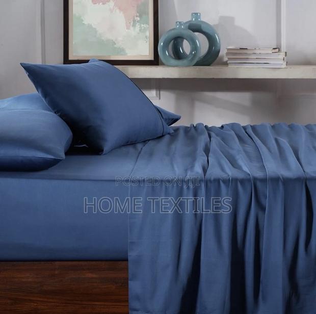 Plain Bedsheet With 4 Pillow Cases · Photo 2