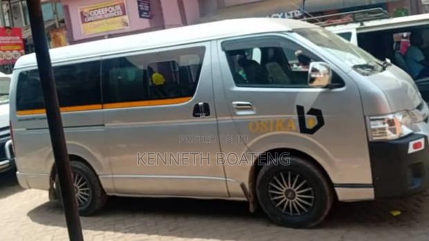 Toyota HiAce 2010 Silver · Photo 2