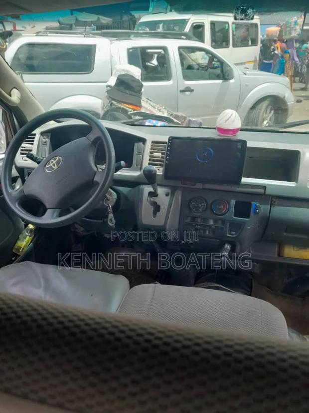 Toyota HiAce 2010 Silver · Photo 3