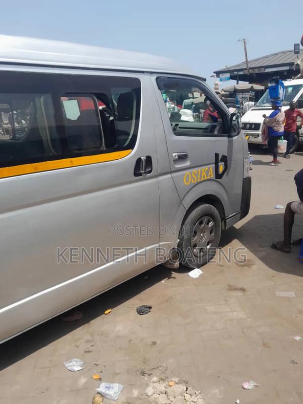 Toyota HiAce 2010 Silver · Photo 4